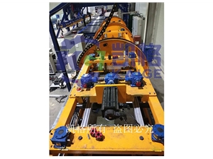 巖棉板復(fù)合旋轉(zhuǎn)設(shè)備提升裝置3